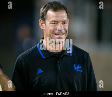 Palo Alto, CA. 15 Oct, 2015. UCLA Bruins entraîneur en chef Jim Mora avant la NCAA Football match entre le Stanford Cardinal et l'UCLA Bruins au stade de Stanford à Palo Alto, CA. Stanford a battu UCLA 56-35. Damon Tarver/Cal Sport Media/Alamy Live News Banque D'Images