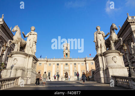 Castor et Pollux monument situé sur le dessus de l'escalier monumental de la cordonata menant à la Piazza del Campidoglio sur les chapitres Banque D'Images