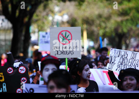 La Paz, Bolivie, 16 octobre 2015. Un étudiant porte une pancarte disant "non à la drogue" avec une feuille de cannibis barrée lors d'une marche dans le centre-ville de la Paz avertissant des dangers de la consommation de drogue. La manifestation est organisée chaque année par la police en collaboration avec les écoles et les collèges pour éduquer et sensibiliser aux drogues et à leurs dangers. Crédit : James Brunker / Alamy Live News Banque D'Images