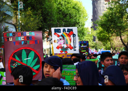 La Paz, Bolivie, 16 octobre 2015. Les élèves portent des pancartes décourageant la consommation de drogues lors d'une marche dans le centre-ville de la Paz avertissant des dangers de la consommation de drogues. La manifestation est organisée chaque année par la police en collaboration avec les écoles et les collèges pour éduquer et sensibiliser aux drogues et à leurs dangers. Crédit : James Brunker / Alamy Live News Banque D'Images