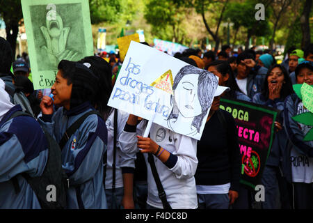 La Paz, Bolivie, 16 octobre 2015. Un étudiant porte une pancarte disant « les drogues amènent des factures » lors d'une marche dans le centre-ville de la Paz avertissant des dangers de la consommation de drogues. La manifestation est organisée chaque année par la police en collaboration avec les écoles et les collèges pour éduquer et sensibiliser aux drogues et à leurs dangers. Crédit : James Brunker / Alamy Live News Banque D'Images