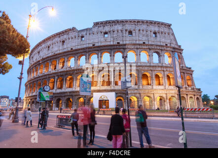 Les gens à un arrêt de bus à proximité de le Colisée au crépuscule. Rome, Italie Banque D'Images