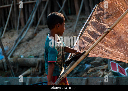 Asian kid avec fishernet Banque D'Images