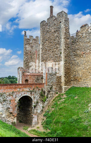 L'entrée et les douves du château de Domfront, Suffolk, Angleterre, RU Banque D'Images