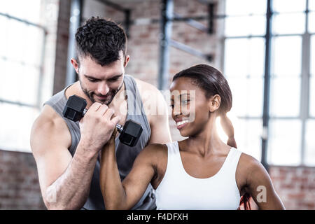 Entraîneur personnel Utilisation de client holding dumbbell Banque D'Images