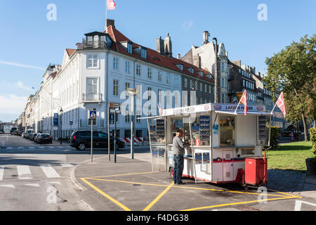 Un Pølsevogn ou stand de hot-dog danois à Copenhague, Danemark, Europe. Banque D'Images