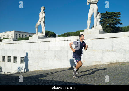 Runner formation au Foro Italico, Stadio dei Marmi conçu dans les années 1920 par Enrico del Debbio, Rome, Italie Banque D'Images