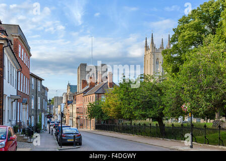 Vue vers le bas de la rue de la couronne vers la cathédrale St Edmundsbury en fin d'après-midi au soleil, Bury St Edmunds, Suffolk, Angleterre, RU Banque D'Images