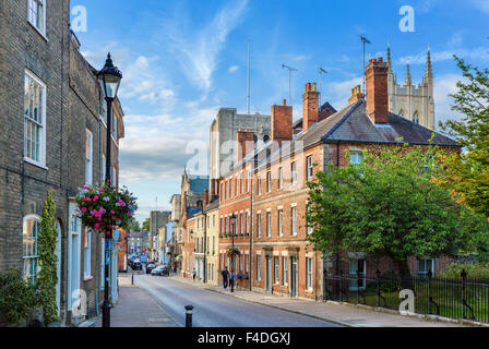 Vue vers le bas de la rue de la couronne vers la cathédrale St Edmundsbury en fin d'après-midi soleil, Bury St Edmunds, Suffolk, Angleterre, RU Banque D'Images