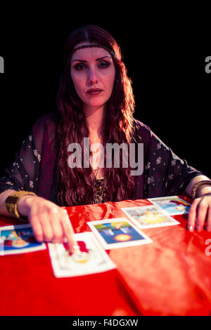 Portrait de fortune teller pointant sur la carte de tarot Banque D'Images