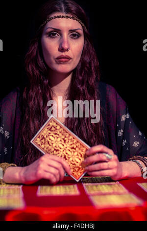 Portrait de fortune teller holding cartes de tarot Banque D'Images