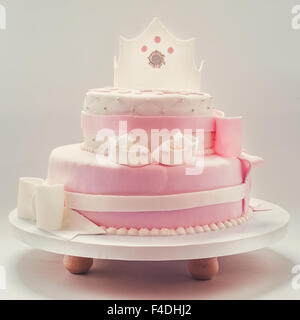 Détails de décoration d'un gâteau d'anniversaire pour petite fille, en rose et blanc. Banque D'Images