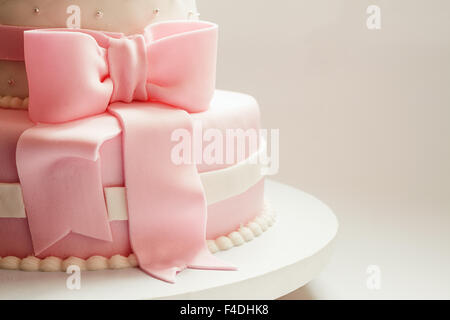 Plus de détails ruban sur un gâteau d'anniversaire fait pour bébé fille. Banque D'Images