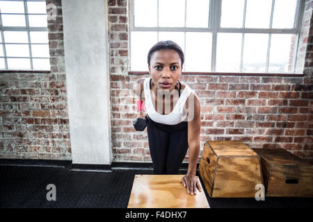 L'accent musculaire woman lifting dumbbell Banque D'Images