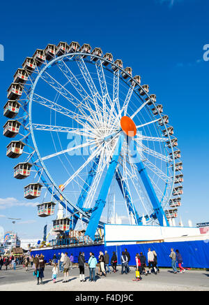 MUNICH, ALLEMAGNE - 30 SEPTEMBRE : Les gens en face d'une grande roue sur l'Oktoberfest de Munich, Allemagne, le 30 septembre 2015. Banque D'Images