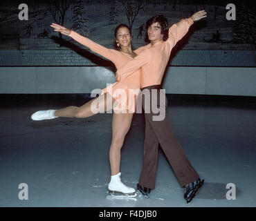 Les adolescents américains Tai Babilonia, 18, et Randy Gardner, 19 ans, de pratiquer leur patinage sur glace paire en 1977 à une patinoire dans le sud de la Californie, USA. Ils ont gagné une médaille d'or aux Championnats du monde de patinage artistique 1979, et qualifié pour les Jeux Olympiques d'hiver de 1976 et 1980. Le jeune couple a également remporté cinq Championnats de patinage artistique des États-Unis dans une rangée de 1976 à 1980. La célébrité star, les patineurs sont les artistes interprètes ou exécutants dans Ice Capades montre de 1980 à 1983. La paire est resté skating partenaires pendant près de 40 ans jusqu'à sa retraite du sport en 2008. Photo historique. Banque D'Images