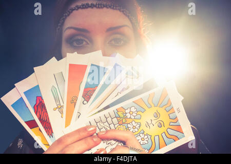 Portrait de fortune teller montrant des cartes de tarot Banque D'Images