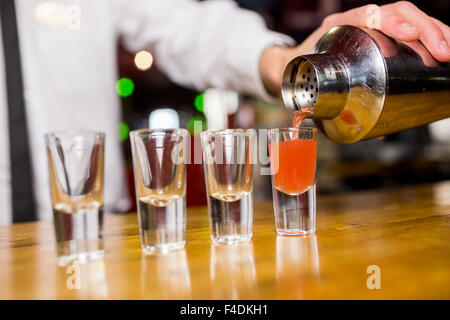 Bartender pouring cocktail dans des verres Banque D'Images