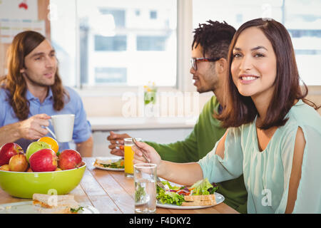 Portrait of businesswoman smiling while having breakfast Banque D'Images