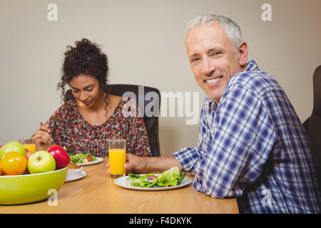 Happy businessman having breakfast Banque D'Images