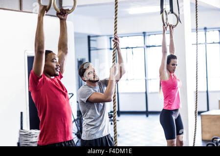 Les athlètes faisant de la gymnastique et anneau de corde Banque D'Images