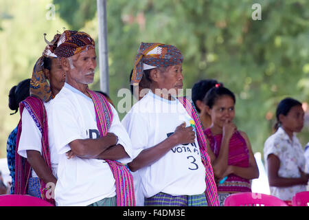 Liquica, Timor oriental - le 25 juin 2012 : les chefs traditionnels au Timor oriental participant à un événement de campagne politique Élections en 2012 Banque D'Images