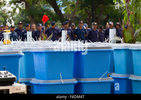 Les agents de police la queue pour livrer le matériel électoral dans les bureaux de vote lors des élections générales de 2012 au Timor oriental Banque D'Images