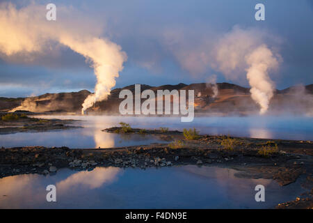 Coucher du soleil lumière sur Bjarnarflag geothermal power station, 73320 Nordhurland Eystra, Islande. Banque D'Images