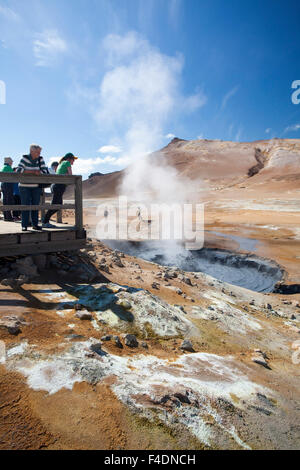 Les visiteurs d'admirer la cuisson à la piscines volcaniques à Hverir, 73320 Nordhurland Eystra, Islande. Banque D'Images