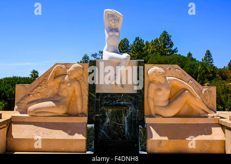 Sculpture restauré autour de la piscine Neptune au Château Hearst près de San Simeon, en Californie Banque D'Images