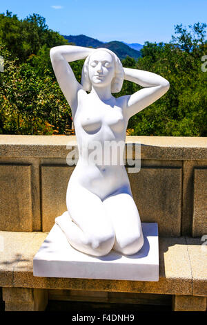 Sculpture restauré autour de la piscine Neptune au Château Hearst près de San Simeon, en Californie Banque D'Images