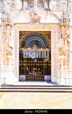 Porte d'entrée de l'extérieur de l'Hearst Castle près de San Simeon, en Californie Banque D'Images