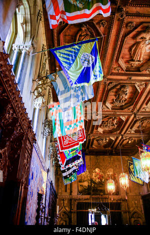 La salle à manger à l'intérieur du plafond du Château Hearst, construit pour ressembler à Windsor Castle avec le drapeaux héraldique Banque D'Images