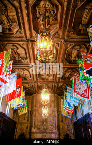 La salle à manger à l'intérieur du plafond du Château Hearst, construit pour ressembler à Windsor Castle avec le drapeaux héraldique Banque D'Images