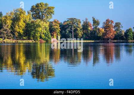 Vue d'automne sur le lac sur le Bowood Estate dans le Wiltshire. Banque D'Images