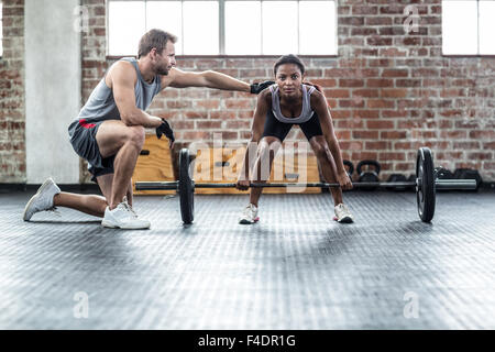 Woman lifting dumbbell avec son entraîneur Banque D'Images