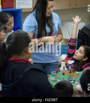 Albuquerque, NM, USA. 16 Oct, 2015. 101615.Tout en parlant à un groupe d'élèves de 5ème à Cochiti Elementary School à l'impact de la pollution sur les eaux pluviales, Rochelle Larson, un ingénieur en environnement, répond à une question par Fatima Tena, droit, Vendredi, Octobre 16, 2015, dans la région de Pena Blanca, N.M. Larson, qui se porte volontaire pour s'adresser aux élèves environ une fois par année, l'espoir d'inspirer et de les motiver à poursuivre des carrières en ingénierie. ''En particulier les filles, '' Larson dit. © Marla Brose/Albuquerque Journal/ZUMA/Alamy Fil Live News Banque D'Images