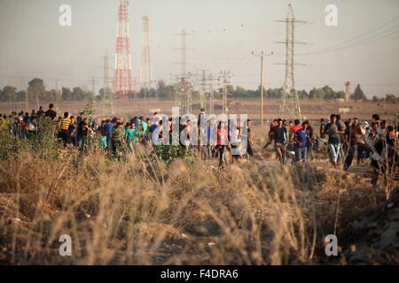 La ville de Gaza, bande de Gaza, territoire palestinien. 16 Oct, 2015. Des manifestants palestiniens en conflit avec les forces de sécurité israéliennes près de la frontière entre Israël et Gaza, 16 octobre 2015. Les troubles qui ont engouffré Jérusalem et la Cisjordanie occupée, la plus grave depuis des années, a causé la mort de 35 Palestiniens et 7 Israéliens. La tension a été déclenchée en partie par la colère des Palestiniens sur ce qu'ils considèrent que l'augmentation de l'empiétement sur les Juifs de Jérusalem de la mosquée al-Aqsa : Crédit Ashraf Amra/APA/Images/fil ZUMA Alamy Live News Banque D'Images