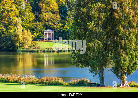 Vue d'automne sur le lac sur le Bowood Estate dans le Wiltshire. Banque D'Images