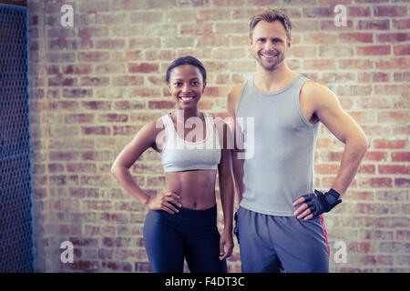 Fit smiling couple posant pour l'appareil photo Banque D'Images