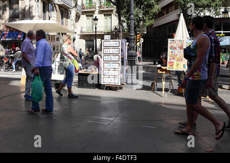 La Rambla (les randonnées) la célèbre rue piétonne de Barcelone, populaire auprès des touristes et de la population locale. Banque D'Images