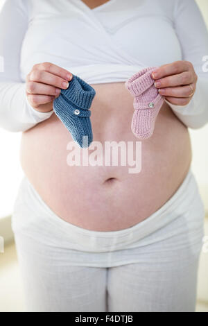 Pregnant woman holding Baby socks Banque D'Images