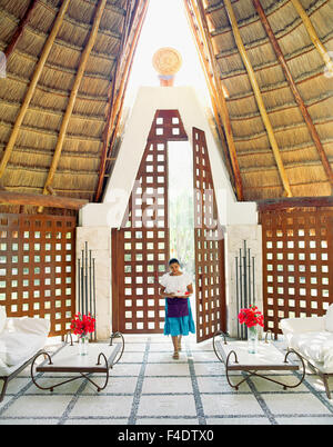Un membre du personnel mexicain promenades à travers la principale entrée au spa à Maroma Resort et Spa. Riviera Maya, Mexique Yucatan,. Banque D'Images