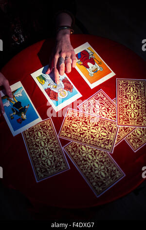 Vue de dessus de fortune teller à l'aide de cartes de tarot Banque D'Images