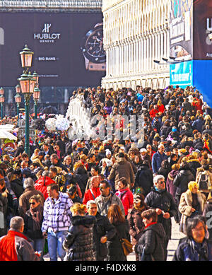 Venise, Italie - Les touristes qui fréquentent la foule Carnaval traditionnel Riva degli Schiavoni près de Palazzo Ducale Banque D'Images