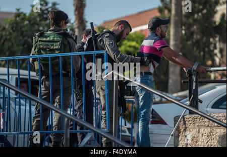 Jérusalem. 16 Oct, 2015. Un Palestinien est fouillée par un garde frontière israélien à la Porte de Damas, dans la vieille ville de Jérusalem, le 16 octobre 2015. Cinq Palestiniens ont été tués vendredi dans des affrontements qui ont éclaté entre Palestiniens et l'armée israélienne en Cisjordanie et dans la bande de Gaza, selon des sources médicales. Les factions palestiniennes ont appelé à une journée de 'rage', et d'une escalade de la manifestations populaires contre l'occupation israélienne en Cisjordanie, Jérusalem-Est et la bande de Gaza, entre la tension qui entre dans sa troisième semaine consécutive. Crédit : Li Rui/Xinhua/Alamy Live News Banque D'Images