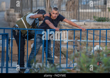 Jérusalem. 16 Oct, 2015. Un Palestinien est fouillée par un policier israélien à la Porte de Damas dans la vieille ville de Jérusalem, le 16 octobre 2015. Cinq Palestiniens ont été tués vendredi dans des affrontements qui ont éclaté entre Palestiniens et l'armée israélienne en Cisjordanie et dans la bande de Gaza, selon des sources médicales. Les factions palestiniennes ont appelé à une journée de 'rage', et d'une escalade de la manifestations populaires contre l'occupation israélienne en Cisjordanie, Jérusalem-Est et la bande de Gaza, entre la tension qui entre dans sa troisième semaine consécutive. Crédit : Li Rui/Xinhua/Alamy Live News Banque D'Images