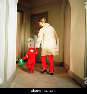 La mère et l'enfant sur leur chemin, la Suède. Banque D'Images