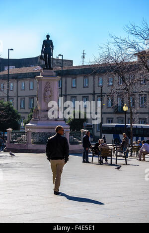 La fin de l'après-midi promenade à travers un carré à Porto. Septembre, 2015. Porto, Portugal. Banque D'Images