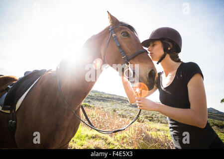 Jeune femme avec son cheval Banque D'Images